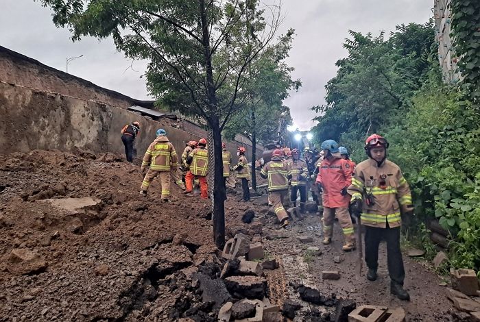 ‘옹벽 붕괴 사고’ 사망자, 인근 도로서 발생한 포트홀 복구 작업에 ‘우회’하다 참변