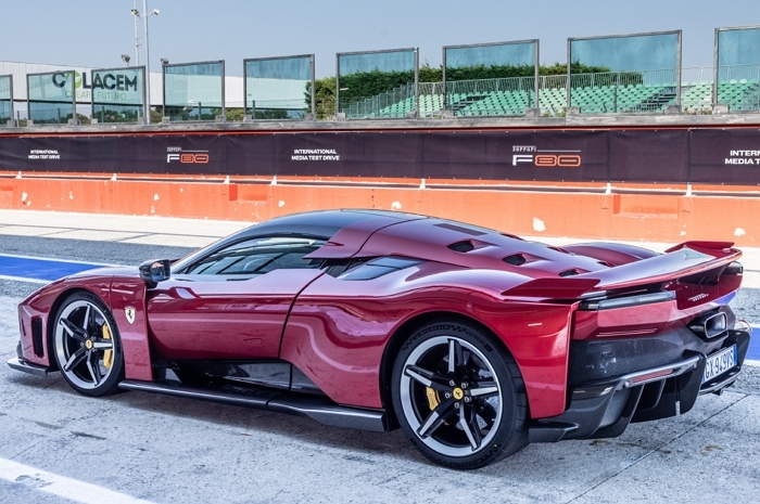 [참고사진] 페라리 F80에 장착된 미쉐린 파일롯 스포츠 Cup 2 R K1 (2).jpg