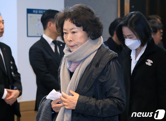 롯데그룹 창업자 장녀, 730억원 주식 전격 처분... 대체 왜?