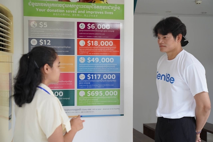 [센트비 이미지자료 3] 캄보디아 앙코르 어린이병원에서 센트비 관계자가 병원 측과 만나 취약계층 아동 의료 지원 확대 방안을 논의하고 있다..jpg