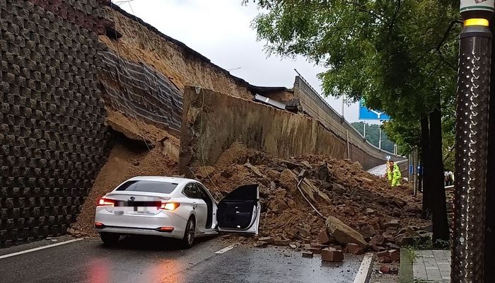 부풀어 오르더니 2초 만에 와르르... ‘오산 옹벽 붕괴’ 순간 보니 (영상)