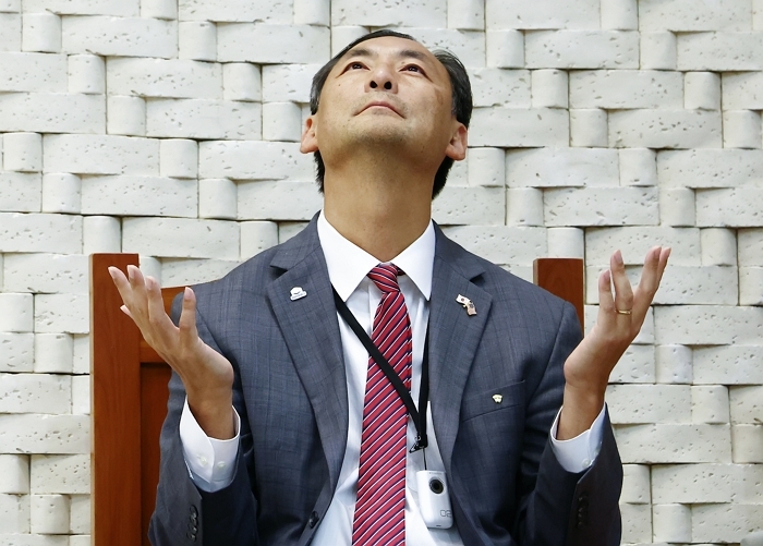 origin_기도하는모스탄전대사.jpg