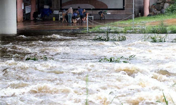 “사람이 떠내려가고 있어요”... 불어난 대전천에 50대 남성 3시간 만에 숨진 채 발견