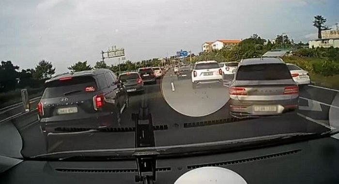 꽉 막힌 제주도의 퇴근길... 심정지로 쓰러진 남성 태운 구급차 사이렌에 ‘기적’ 일어났다