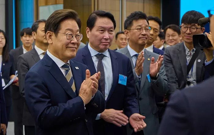 이재명 대통령이 20일 울산 울주군 울산전시컨벤션센터에서 열린 인공지능(AI) 글로벌 협력 기업 간담회 뒤 최태원 회장과 AI 제품·서비스 시연을 참관하고 있다. (대통령실 제공) 2025.6.20/뉴스1