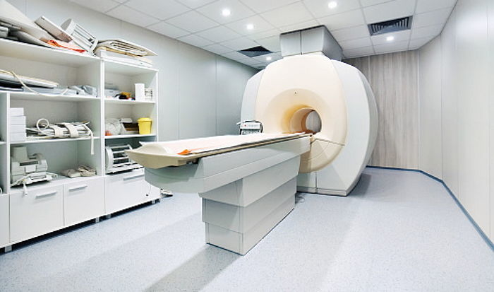 금속 목걸이 때문에... MRI 빨려 들어간 60대 중태