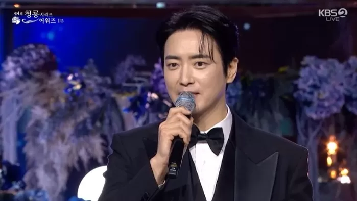 이준혁이 제4회 청룡시리즈어워즈에서 인기스타상을 받았다. KBS2 캡처