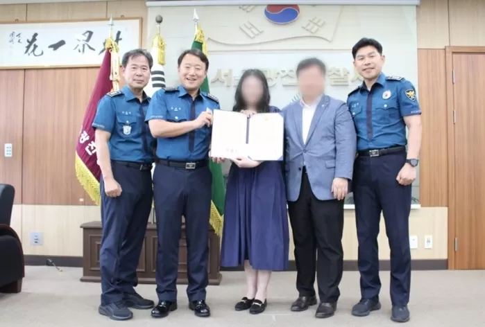 서울 광진경찰서에서 보이스피싱 범죄 예방 공로를 인정받아 감사장과 포상금을 수여받은 은행원 B씨 모습./사진=서울 광진경찰서.