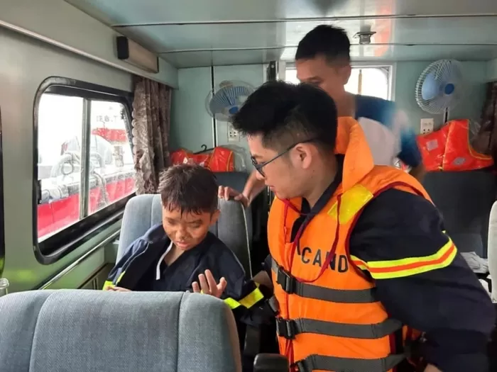 Cháu bé 14 tuổi sống sót sau vụ lật tàu. Ảnh: Quân chủng Hải quân