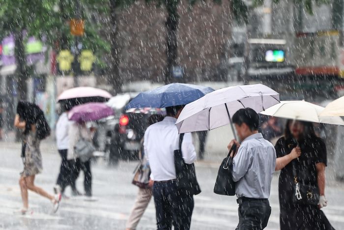 주말에도 곳곳에 최대 40㎜ 소나기 쏟아진다... 수해 ‘각별 주의’