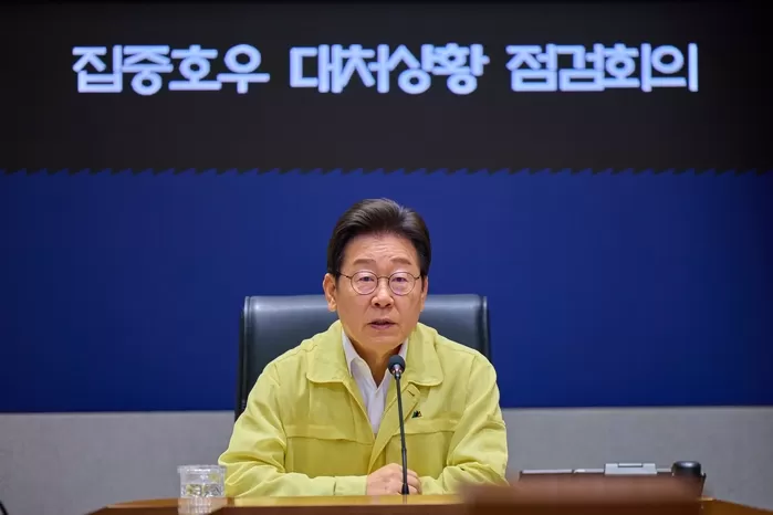 origin_집중호우대처상황점검회의주재하는이재명대통령.jpg
