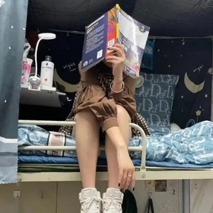 기말 시험 기간 중 기숙사 침대에서 4.5kg 거대아 낳은 여대생