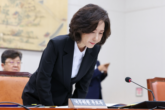 origin_착석하는이진숙후보자.jpg