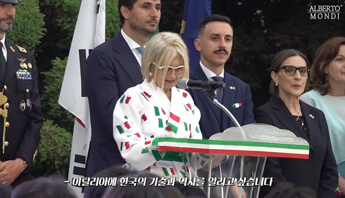 이탈리아 건국기념일 행사서 한복입고 ‘한국어’로 연설한 이탈리아 대사