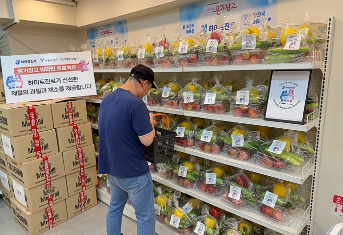 [하이트진로 사진자료] 하이트진로, 서울시 5대 쪽방촌 ‘온기창고’ 정기 후원 본격 실행(2).jpg