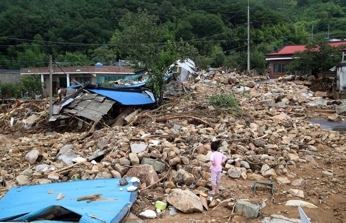‘10명 사망·4명 실종’ 토사로 뒤덮인 산청마을... 터전 잃은 주민들은 ‘망연자실’