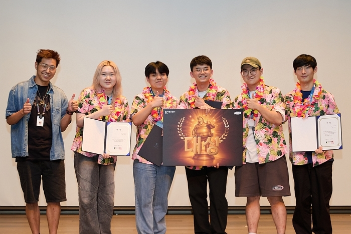[넥슨] 왼쪽부터 민트로켓 황재호 대표, 2025 넥슨 대학생 게임잼 '재밌넥' 대상 수상팀 '맛세이'.jpg