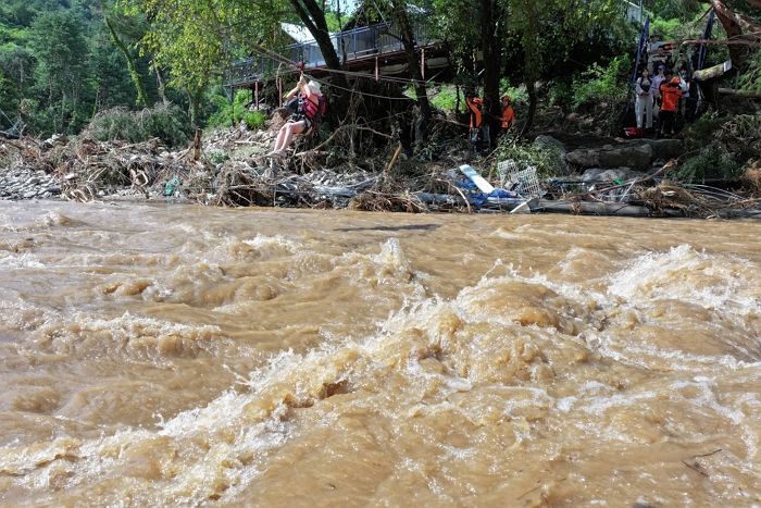 ‘가평 캠핑장 참사’ 일가족 3명 아닌 4명이었다... 고등학생 장남 ‘구조’