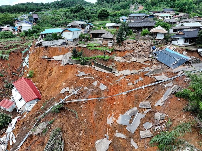‘집중호우 피해’ 경남 산청서 토사에 뒤덮인 90대 할머니... 손자가 700m 내달려 구했다