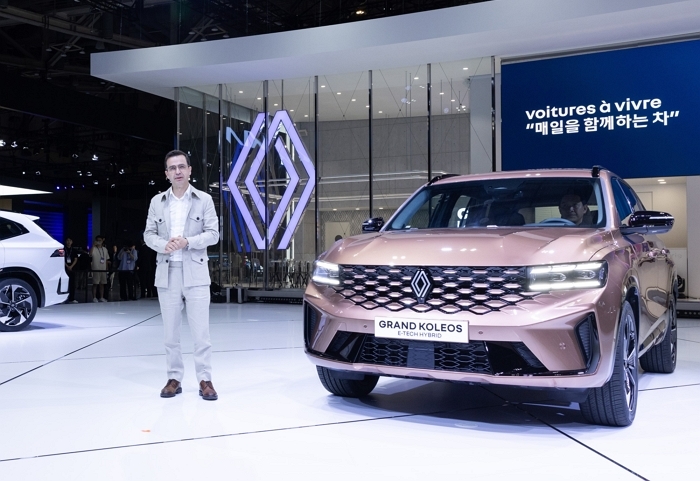 사진2_르노코리아 스테판 드블레즈 사장이 2024 부산모빌리티쇼에서 처음 공개한 그랑 콜레오스를 소개하고 있다.jpg