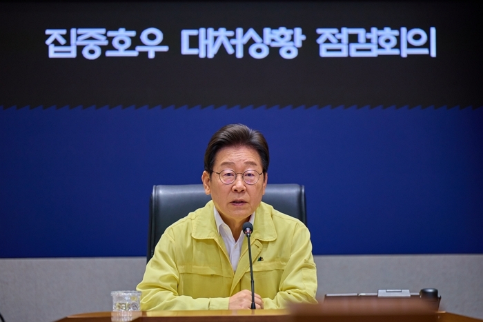 origin_집중호우대처상황점검회의주재하는이재명대통령.jpg