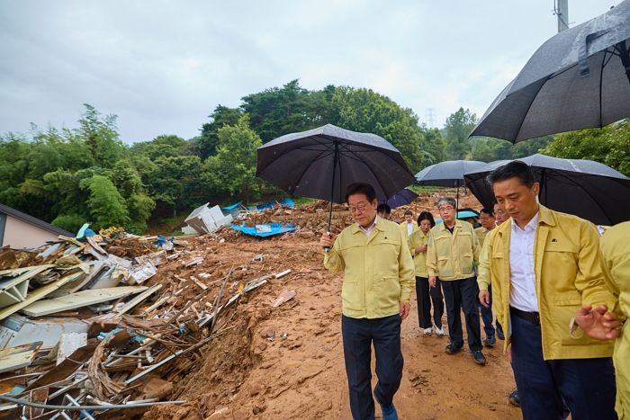 ‘산사태 피해’ 산청 찾은 李 대통령, 생후 50일 된 아이 안고 빠른 복구 약속