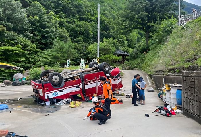 벌집 제거 위해 출동한 소방펌프차, 10m 아래로 추락... “소방관 3명 중상”