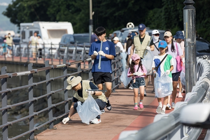 [참고사진] 귀산해변에서 플로깅 활동을 진행하는 볼보그룹코리아 임직원 및 가족들.jpg