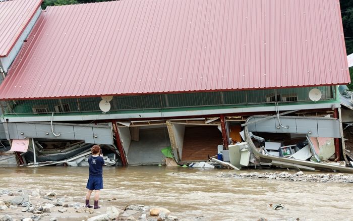 ‘집중 폭우’에 휩쓸린 가평... “40대 아빠, 아내·아들 실종에 장례 못 치르고 있어”