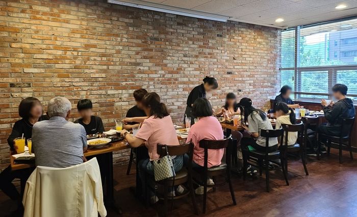 치킨·외식·교육비로 일상 회복... 다이닝브랜즈, 영케어러 지원 1주년