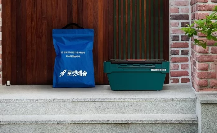쿠팡, 업계 최초 다회용 ‘에코백’으로 배송... 신선식품은 찍찍이 없앤 ‘뉴 프레시백’으로