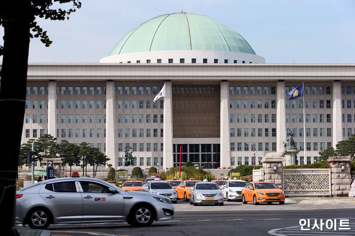 “의원 만나러 왔다”... 타정총 공포탄 수백발 든 남성, 국회 진입 시도