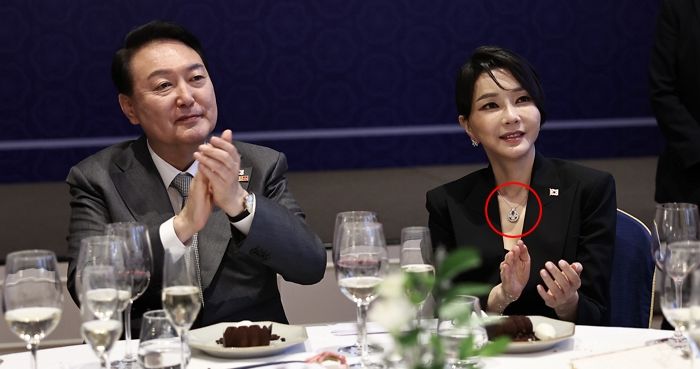 특검, 통일교서 ‘김건희 다이아 목걸이·샤넬 백’ 영수증 찾았다... “자금 출처 주장 엇갈려”