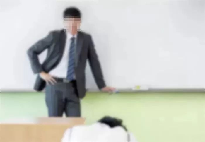 초등학생들 맨살에 “시원하게 해줄게”라며 드라이아이스 댄 담임 교사