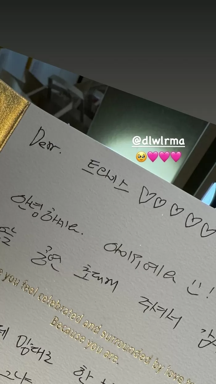 아이유, 미담 또 공개됐다…바쁜 일정 소문났는데 손편지까지_1.jpg