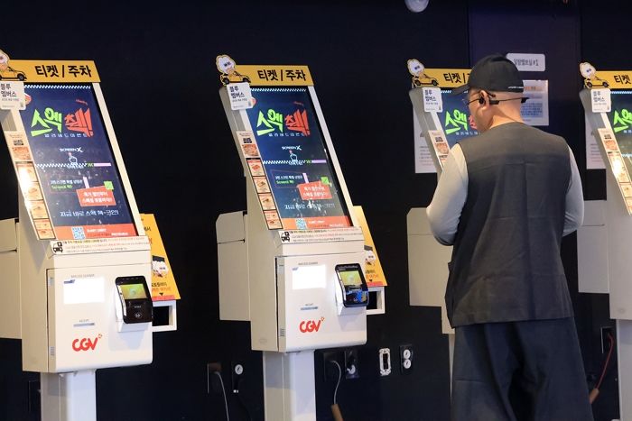 고령층 ‘디지털 소외’ 해결에 팔 걷은 서울시... 125명 안내사 ‘현장’ 배치