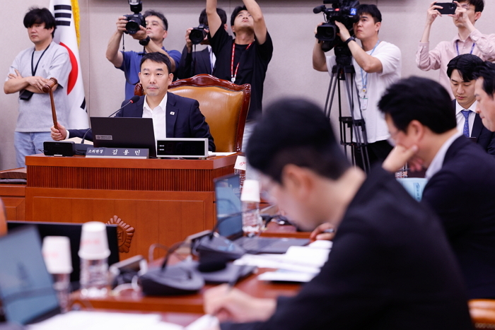 origin_공청회개회알리는김용민소위원장.jpg