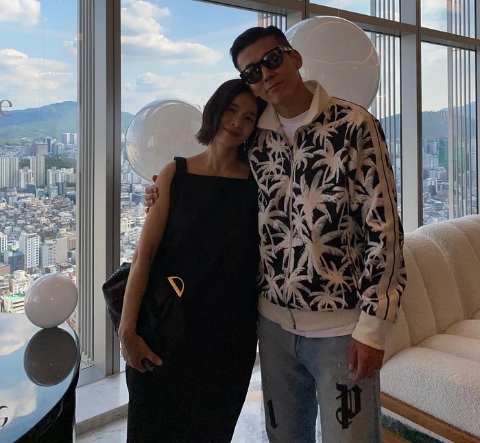 ❤️이런 사람 또 없습니다원석이었던 나를 7592일 동안 깍고 깎아서 조금씩 빛나는 보석으로 만들어준 사람나의 사랑 혜영이그래서 내일이 더 기대 됩니다나의 아내를 통해 내가.jpg
