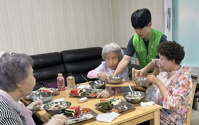 [사진2] BBQ 치킨_BBQ의 대학생 봉사단 ‘올리버스’가 서울 송파구 문정2동 경로당을 찾아 어르신들을 위한 삼계탕 나눔 봉사 활동~.jpg