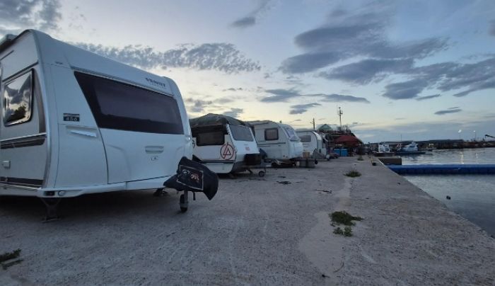 양양 후진항 명당에 카라반 주차하고 자취 감춘 캠퍼들... “민폐 알박기”