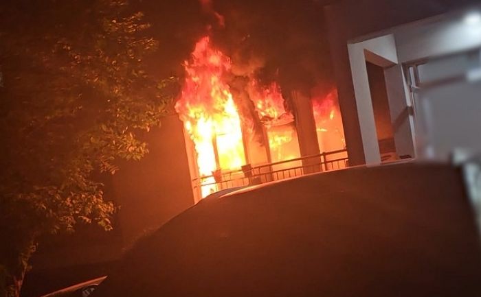 고양이 눈빛이 기분 나빴다며 불 지른 방화범... 문 두드리며 화재 알린 경찰관이 주민 65명 살렸다