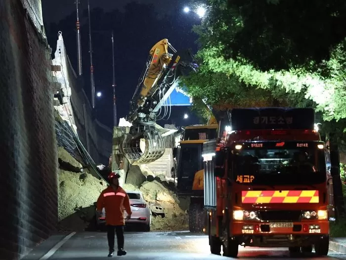 16일 오후 경기 오산시 가장교차로 고가도로 옹벽이 무너져 소방관들이 매몰된 차량구조작업을 하고 있다. / 뉴스1