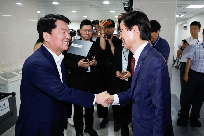 origin_악수하는안철수·조경태.jpg