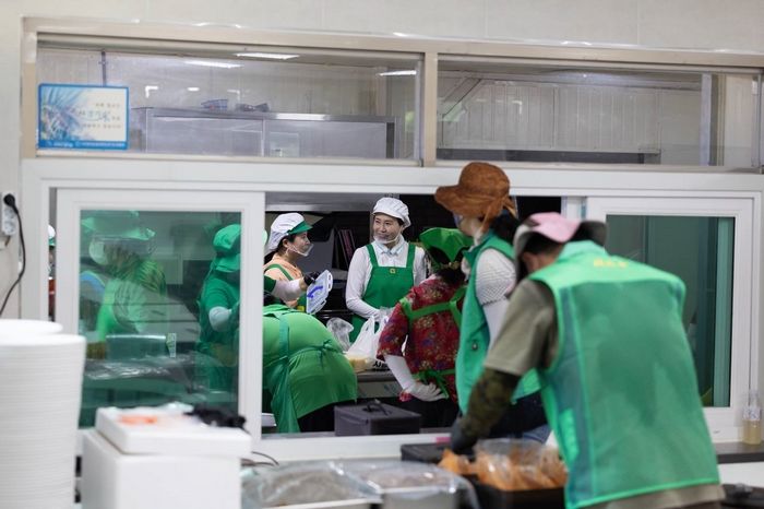 “오이냉국 덜어주고 설거지까지 박박”... 앞치마 두른 김혜경 여사, 수해현장서 배식봉사