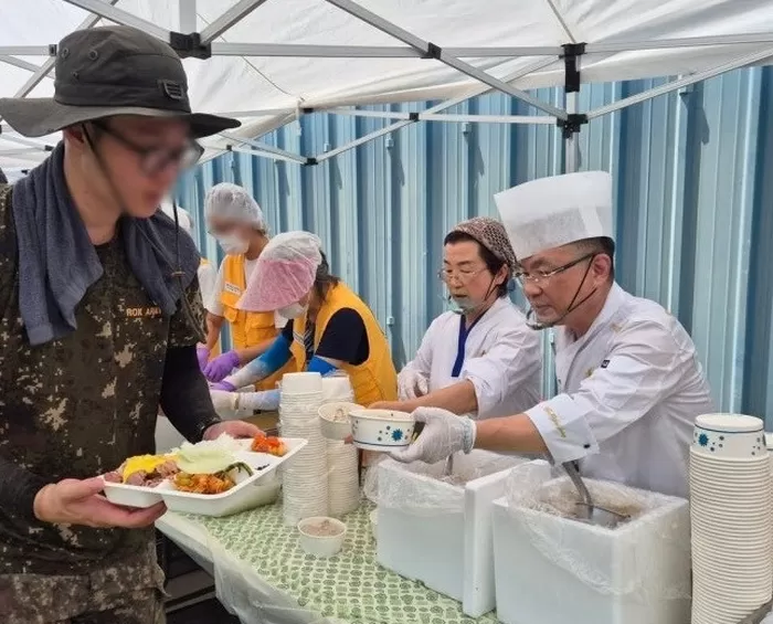 “전복삼계죽·갈비찜 350인분 ”... 안유성 셰프, 나주 폭우 피해 현장 달려가