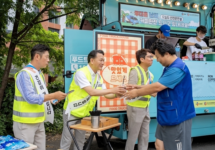 CJ대한통운, 혹서기 택배기사들 온열질환 예방 위해 ‘여름나기 용품’ 전달