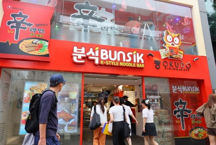 “한강 라면 먹으려고 줄 섰어요”... 일본 도쿄 하라주쿠 핫플 된 ‘농심 신라면 분식집’