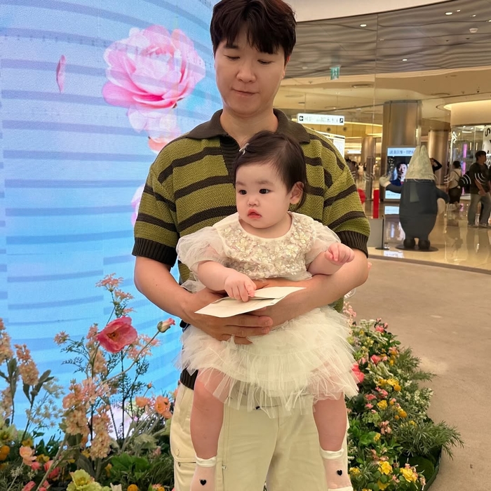 엄마가 너무 바빠져서 내가 육아를 전담했더니 재이가 나보고 계속 엄마라고 부른다…내배아파낳은 #재이 #딸스타그램 #엄마의기록 #엄마 #박수홍아빠 @day_erang (1).jpg