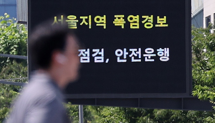 폭염에 차량 내부 90도까지 오를 수도... 차량에 ‘이것’ 두지 마세요
