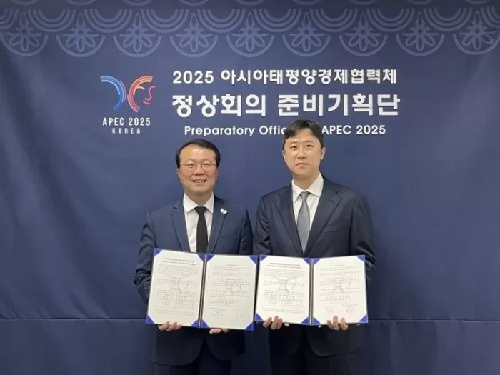 김지준 APEC 준비기획단장(사진 왼쪽)과 이경원 FG 대표가 지난 24일 공식 협찬사 선정을 체결하고 기념사진 촬영을 하고 있다. FG